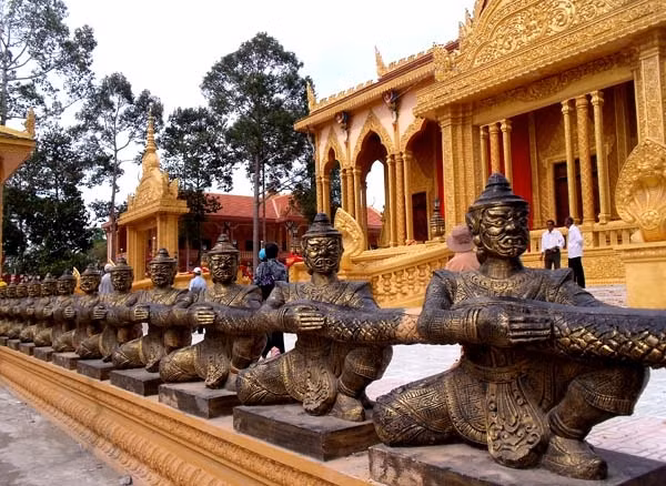 Ngôi chùa có lối vào rộng rãi với hàng tượng nữ thần chắp tay chào hai bên. Trung tâm của chùa là tòa chính điện mang kiến trúc tinh xảo, được bao quanh bởi hai cấp sân rộng.