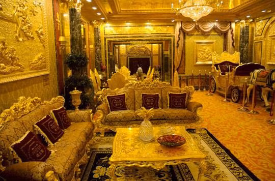 Phòng khách nhà Ngô Mỹ Uyên gây ấn tượng bởi sắc đỏ phủ lên nội thất sang trọng, đắt tiền. Rất nhiều vật trang trí được trưng bày tại đây.