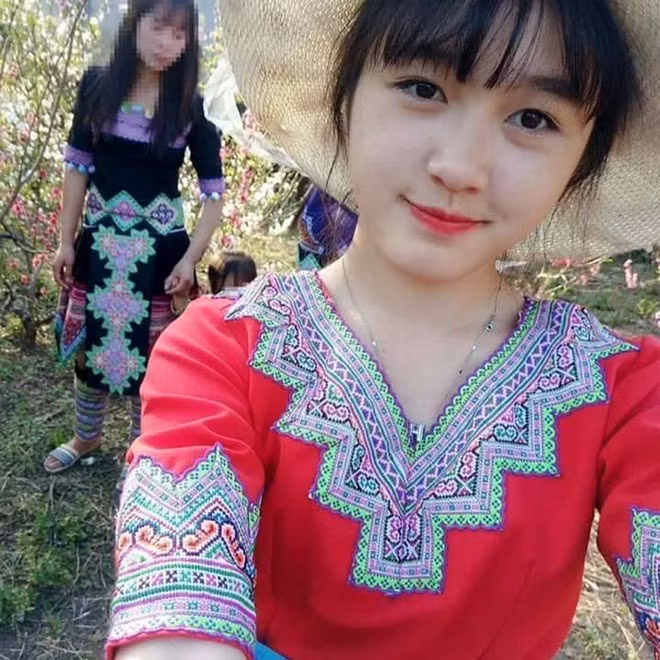 Bức ảnh chụp lén Vàng Thị Dung được cộng đồng mạng nhiệt tình chia sẻ. Nhiều khách du lịch thậm chí còn tìm tới tận quán cơm lam này để được gặp 10X. Cô đang theo học tại một trường cấp ba ở Lai Châu. Phụ giúp cha mẹ bán hàng là công việc quen thuộc của Dung sau giờ học. Việc bất ngờ nổi tiếng đem lại cho nữ sinh khá nhiều rắc rối. Dù vậy, cô vẫn cảm ơn mọi người đã yêu mến mình.