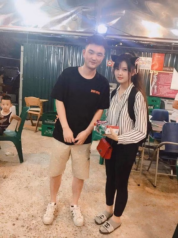Nữ chính trong bức ảnh trên là Trần Thu Trang, 17 tuổi, đang học tại một trường cấp ba ở thành phố Lào Cai. 10X bất ngờ khi bỗng nhiên nổi tiếng trên mạng xã hội. Trước một số nghi ngờ từ dân mạng, thiếu nữ giải thích cô đi bán hàng để có tiền nuôi những chú chó bị bỏ rơi và cứu được từ các lò mổ.