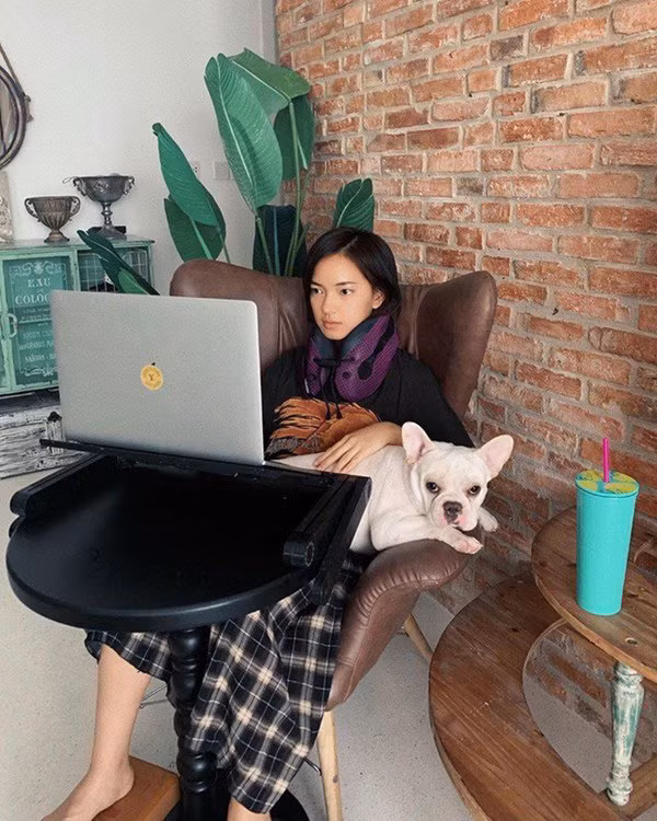 Góc làm việc đầy ấn tượng của hot girl Hà thành.
