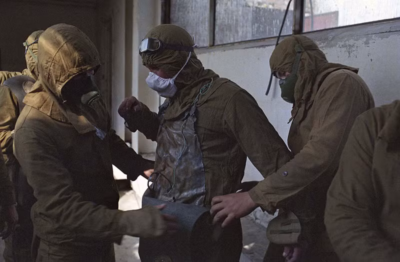 Phần lớn những người dọn dẹp phóng xạ ở Chernobyl là lính dự bị tuổi từ 35 - 40 hoặc những người đang thực hiện nghĩa vụ quân sự thuộc các đơn vị bảo vệ hóa học. Quân đội không có trang phục phù hợp cho môi trường phóng xạ nên những người đăng ký dọn dẹp chất phóng xạ trên mái lò phản ứng và các khu vực có mức độ phóng xạ cao phải tự trang bị những bộ quần áo dày từ 2 - 4 mm.
