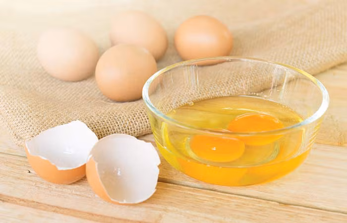 Đắp lòng đỏ trứng gà trộn với mật ong cũng là cách được khá nhiều nàng da khô sử dụng thành công.