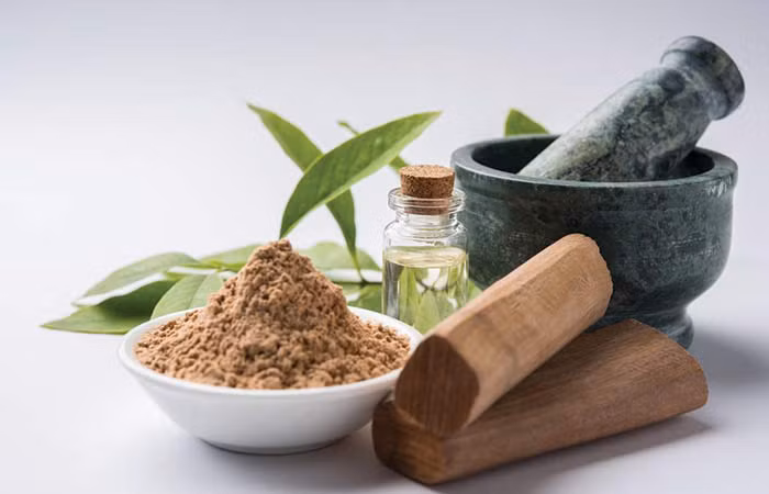 Nếu da bạn thường xuyên thiếu nước và bong tróc hãy kết hợp bột gỗ đàn hương, hoa hồng và dầu dừa, sau một đến hai lần sử dụng tình trạng trên sẽ giảm rõ rệt.
