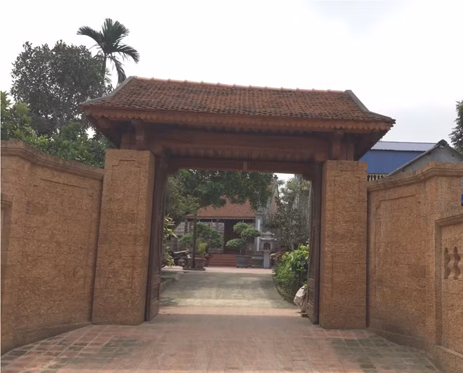 Phía cổng, ông Học còn cầu kỳ mua loại đá ong về xây dựng tường, cột trụ. Chủ nhân của ngôi nhà cho hay, mặc dù mua loại đá ong đắt tiền hơn so với mua loại đá thông thường nhưng ông vẫn thích bởi độ bền của loại đá ong được lâu hơn và nó mang nét cổ kính hơn.