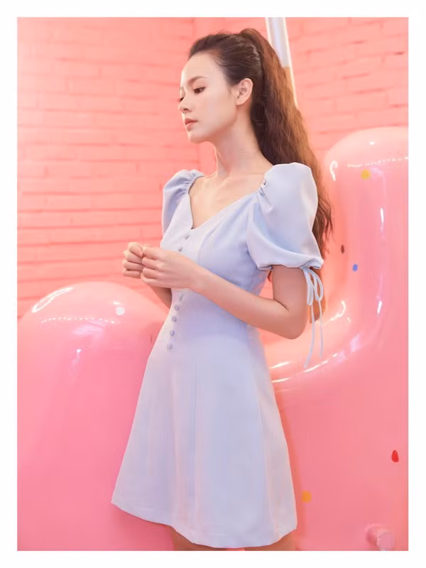 Nhưng điều khiến fan hâm mộ ngạc nhiên nhất chính là vẻ đẹp “lão hoá ngược” của cô nàng hot girl này. Sinh năm 1989 và bước sang độ tuổi 30 nhưng trông Midu chẳng có vẻ gì là đang già đi cả, chỉ thấy ngày càng đẹp và xinh hơn thôi. Bất cứ bức ảnh nào được Midu đăng tải đều khiến người xem xuýt xoa bởi thần thái và nhan sắc “đỉnh cao” này.