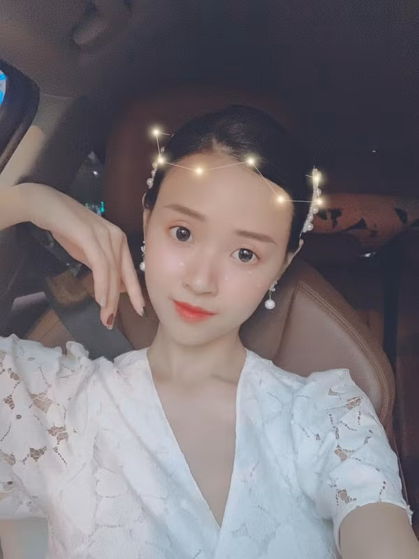 Từ sau chuyện tình với thiếu gia họ Phan, Midu chưa công khai thêm bất kì mối tình nào cả. Khi bị các fan hỏi suốt cô nàng đã đáp trả rằng mình đang độc thân, chỉ thích ở bên cạnh bố mẹ. Dẫu vậy các fan vẫn mong cô nàng sớm tìm được người thương và kết hôn sớm. Cùng ngắm nhan sắc “lão hóa ngược” của Midu qua loạt ảnh dưới đây: