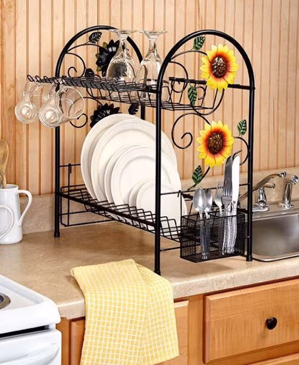 Chiếc giá đựng bát giúp căn bếp bớt đơn điệu khi có gắn thêm hình hoa hướng dương.