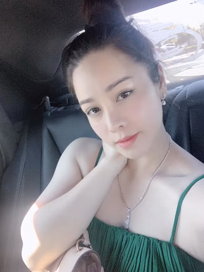 Bên cạnh đóng phim, Nhật Kim Anh còn lấn sân kinh doanh và tậu biệt thự tiền tỷ, xe hơi riêng.