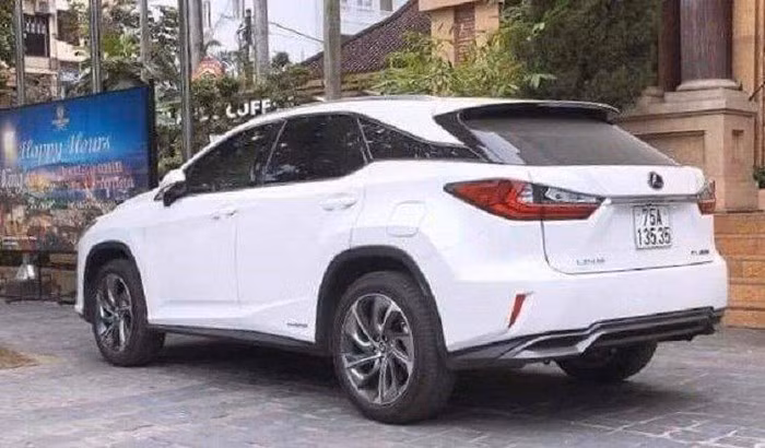 Danh tinh 2 cong an bi dinh chi trong vu cap bien so VIP cho xe Lexus o Hue