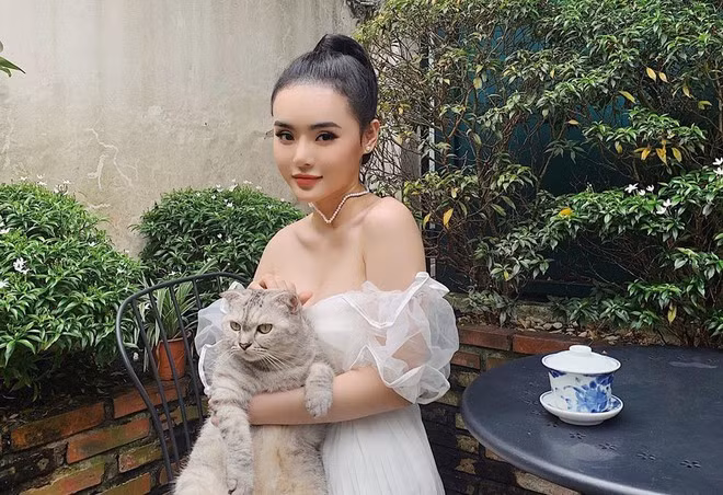 Phương Trang hiện tập trung cho công việc kinh doanh. Cô thường đăng ảnh và những dòng tâm sự đầy chiêm nghiệm. Em gái Angela Phương Trinh từng viết: “Chẳng có câu trả lời nào là đúng cả. Chúng ta cứ làm những gì mình muốn vậy thôi”.