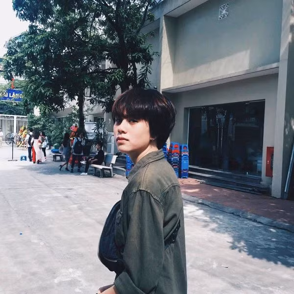 Từ lúc còn là học sinh cô đã thể hiện sự năng động và không ngừng học hỏi khi thường xuyên tham gia các hoạt động trong trường. Nên ngay từ khi vào trường cô đã sở hữu thành tích khủng với việc trở thành Thủ khoa. Vai diễn Ánh Dương đến với Bảo Hân vô cùng tự nhiên và bất ngờ, trở thành một bước đệm lớn trên con đường diễn viên của cô sau này. Không tóc dài nữ tính, không bộ váy điệu đà, Bảo Hân khoác lên mình những bộ quần áo đơn giản mang hơi hướng unisex, mái tóc ngắn cá tính, phong cách tomboy. Chính bởi nét đáng yêu, cute đã làm nhiều người yêu mến. Giờ đây nhất cử nhất động của cô nàng cũng được fans theo dõi sát sao. Thậm chí còn có rất nhiều bạn nữ vào nhắn tin tỏ tình với Hân. “Em gái quốc dân” còn sở hữu nhiều tài lẻ, đặc biệt là khả năng ca hát. Không ít lần Bảo Hân khoe tài lẻ của mình với những clip cover các bài hát nổi tiếng, nhận được nhiều lượt yêu thích của cư dân mạng. Với giọng hát trầm ấm, tình cảm, “tomboiloichoi” khiến nhiều người “đổ rầm rầm”.