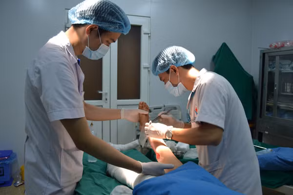 Bác sĩ làm sạch vết thương cho bệnh nhi. Bác sĩ làm sạch vết thương cho bệnh nhi.
