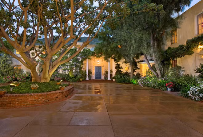 Đây là ngôi nhà thứ 2 của nữ ca sĩ ở khu phố Beverly Hills. Trước đó, cô sở hữu một căn biệt thự khác trong khu này có giá 3,55 triệu USD. Được xây vào năm 1934, biệt thự rộng hơn 1.020 m2 với 7 phòng ngủ, 10 phòng tắm, và 2 căn hộ để tiếp đón khách.