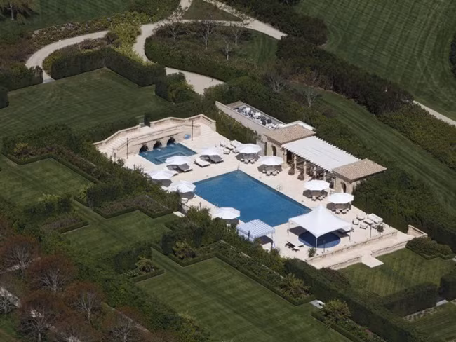 Lloyd Blankfein - giám đốc điều hành Goldman Sachsc từng sống trong ngôi nhà này trên đường Parsonage Lane. Ông bán nhà với giá 13 triệu USD (~302 tỷ đồng) hồi năm 2016. Tỷ phú Ira Rennert sở hữu một dinh thự 29 phòng ngủ, 39 nhà tắm trong làng.