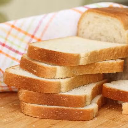 Bánh mỳ trắng: Lượng carbohydrate tinh chế như bánh mỳ trắng không chỉ cung câp rất ít chất dinh dưỡng cho cơ thể mà còn thúc đẩy quá trình sản sinh các thành phần AGE (advanced glycation end), yếu tố kích thích các cơn sưng viêm.