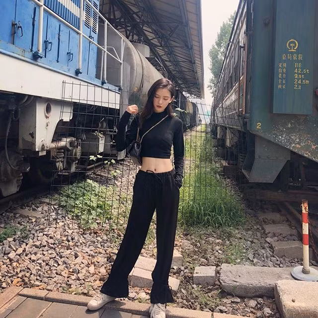 Có người cho rằng, điều này là lợi thế giúp Trương Dư Hi dễ dàng lựa chọn trang phục, tự tin chụp hình mẫu với đủ kiểu tạo dáng chuyên nghiệp. Tuy nhiên cũng có ý kiến phản bác cho rằng Dư Hi quá gầy, thiếu sức sống, mặc gì cũng lộ cơ thể gầy trơ xương, khẳng khiu. Trương Dư Hi thường xuyên diện áo croptop khoe vòng eo bé chẳng tày gang.