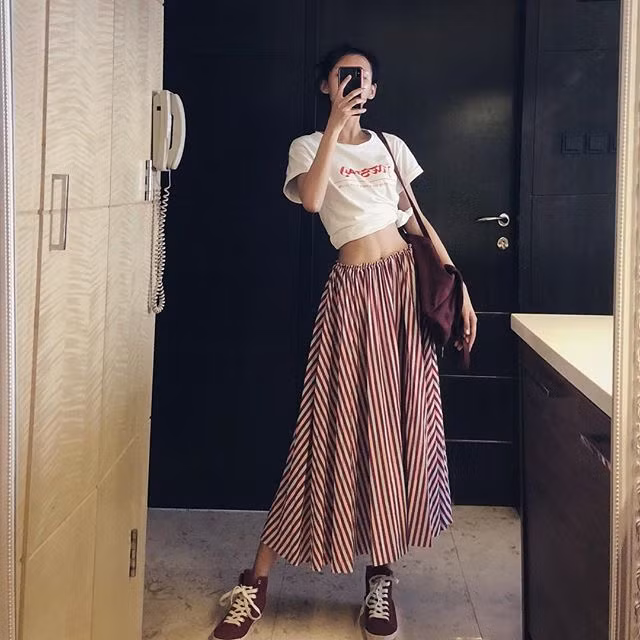 Trương Dư Hi trông khá gầy khi để mặc đồ hai dây, hở eo.