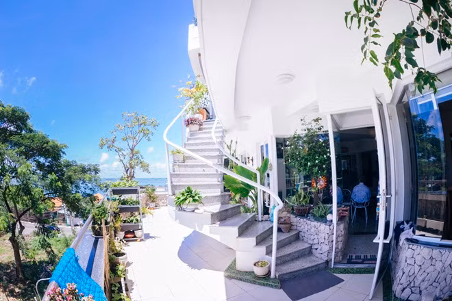 Căn nhà mà vợ chồng nhạc sỹ Trần Tiến đang sống nằm trong khu chung cư Thủy Tiên. Vợ chồng vị "nhạc sĩ già" này đặc biệt mua thông hẳn hai tầng chung cư để có không gian sống thoải mái nhất. Căn hộ này được sử dụng lối thiết kế khá mới mẻ, độc đáo, đậm chất âm nhạc.