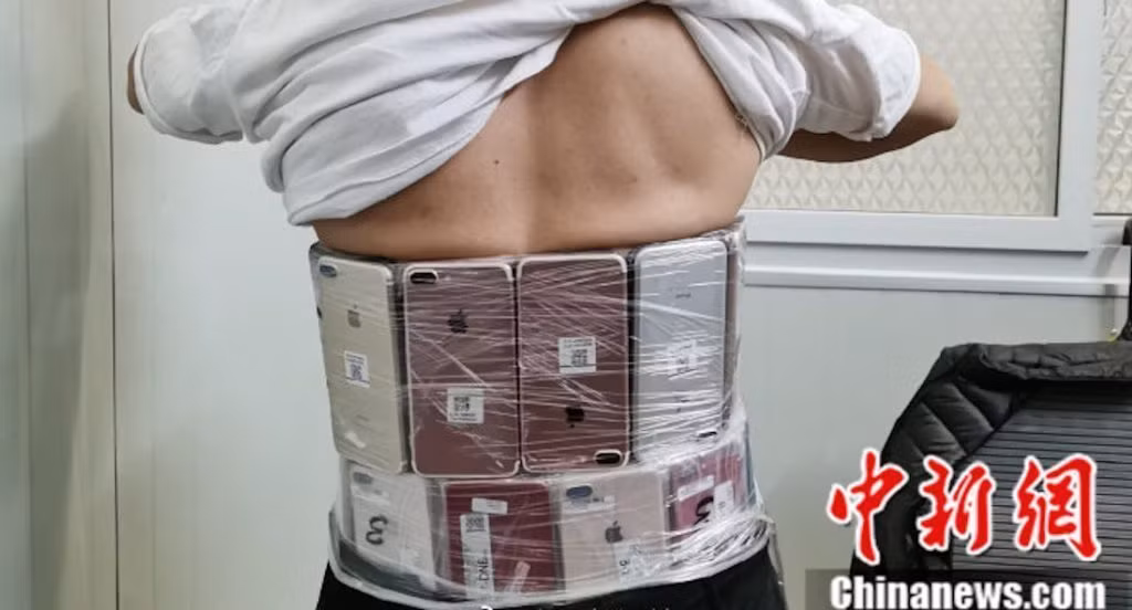 Doc chieu quan 90 iPhone tren nguoi buon lau qua bien gioi