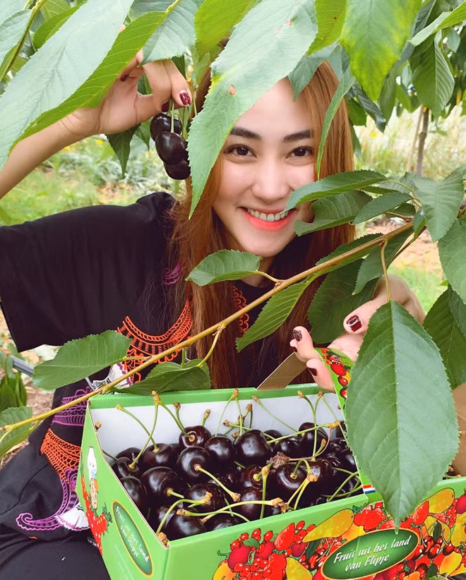 Sau khi lên xe hoa, Ngân Khánh ít khi xuất hiện trên truyền hình. Cô dành thời gian chăm sóc gia đình và hoàn thành việc học ở Singapore. Trên trang cá nhân, nữ diễn viên khá kín tiếng, không chia sẻ về chồng và đời sống tình cảm cá nhân. Cô chỉ đăng tải những hình ảnh về các chuyến du lịch hoặc khoảnh khắc vui vẻ trong cuộc sống thường ngày.
