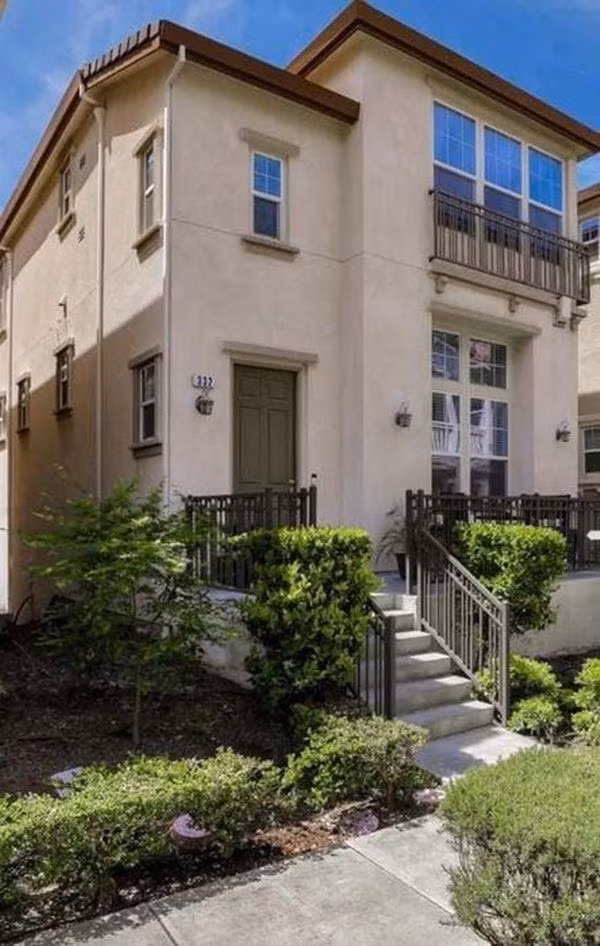 Trong hình ảnh chia sẻ có thể thấy ngôi nhà của Nhật Tinh Anh nằm ở thành phố San Jose, bang California, Mỹ. Đây là nơi có đông đảo người Việt sinh sống. Nhà của Nhật Tinh Anh được tiết lộ có giá hơn 1 triệu USD với diện tích rộng 200 - 300 m2. Nội thất được thiết kế theo phong cách hiện đại, đơn giản. Đây là thành quả có được nhờ chăm chỉ chạy show nhiều năm của nam ca sĩ.