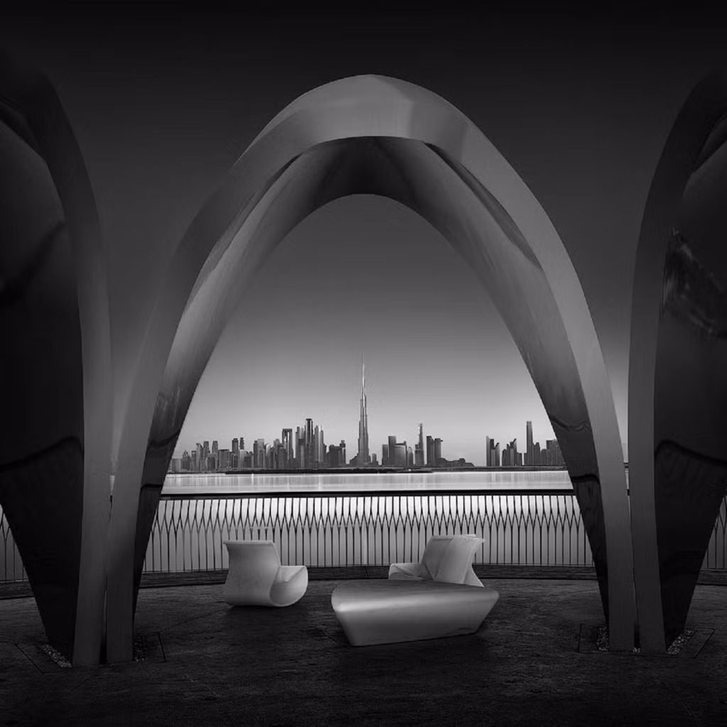 Cảnh sắc đô thị Dubai được chụp qua một khung hình vòm.