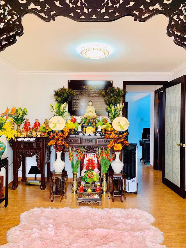 Không gian phòng thờ vô cùng trang nghiêm và sạch sẽ.