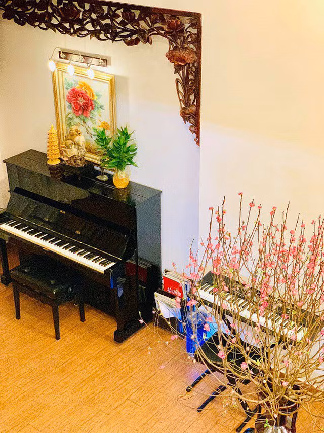 Thúy Nga rất giỏi chơi đàn và chị cũng cho con gái học đàn, bên cạnh môn vẽ mà Nguyệt Cát rất thích.