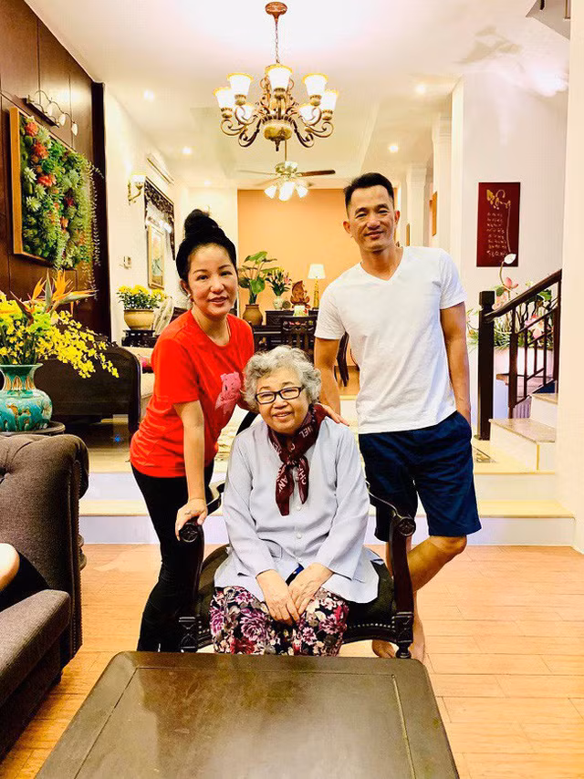 Bạn bè ai đi ngang qua cầu nói: "Nhà nhìn lãng mạn quá Nga!". Còn mẹ tôi nhìn cái hồ cá rồi phán một câu: "Cô đào cái hào này để bẫy tôi rớt xuống hồ à?". Thế là từ dạo ấy tôi lấp luôn cái hồ cá vì sợ có ngày mẹ rớt xuống hồ cá thiệt (mà nước hồ cao có tới bắp chân).