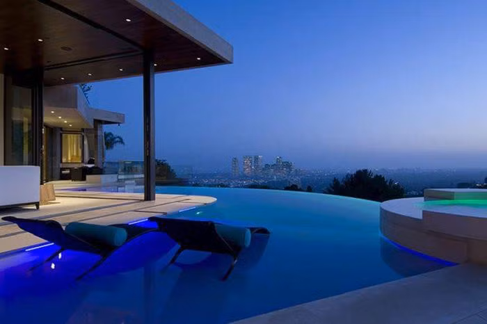 Bể bơi sâu 18 m nằm ở một tòa nhà riêng rộng hơn 360 m2. Thiết kế độc đáo cho phép bơi bên dưới tường kính để di chuyển ra phía hành lang bên ngoài. Bể bơi này cũng được trang bị hệ thống âm thanh phát nhạc dưới nước.