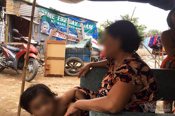 Ông Hoàng Kim Dũng, 51 tuổi, quê Long An sống ở đây từ khi xóm mới hình thành đến nay. Ông làm thợ hồ, vợ ở nhà nội trợ. Trước đây, gia đình ông có 7 người ở trong căn phòng trên cao, tường xây bằng gạch nên ít khi bị ngập. Mấy năm nay, ba người con lớn đã có gia đình riêng, một mình ông nuôi vợ và hai con nhỏ nên kinh tế khó khăn, ăn bữa nay lo bữa mai.