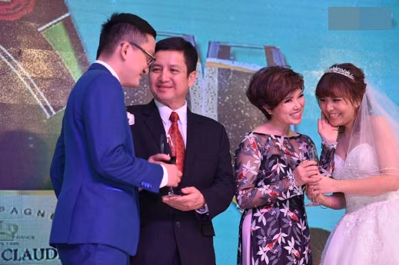 Vợ chồng NSƯT Chí Trung - Ngọc Huyền trong ngày cưới của con trai.