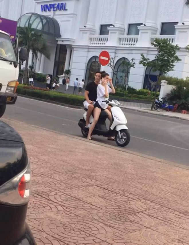 Ha Ho gay tranh cai khi cho nguoi tinh khong doi mu bao hiem-Hinh-2