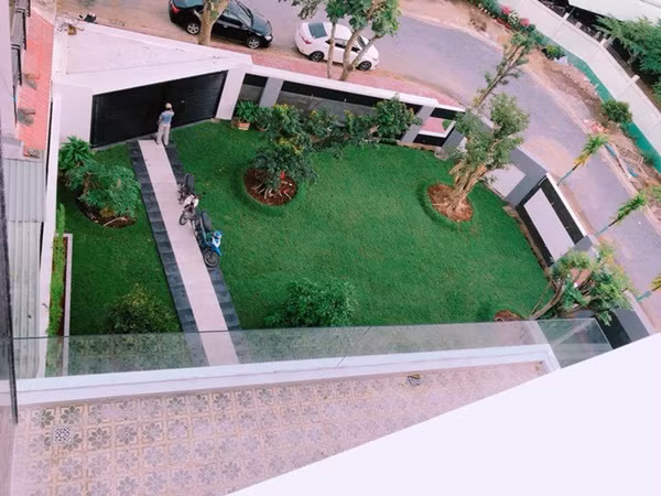 Ngoài ra, nam diễn viên còn dành một diện tích khá lớn làm sân vườn để tạo thêm không gian thoáng mát cho căn biệt thự.