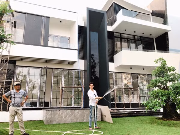 Căn biệt thự của diễn viên Quốc Trường rất hiện đại. Trước nhà, anh còn đặt một hòn đá phong thủy lớn.