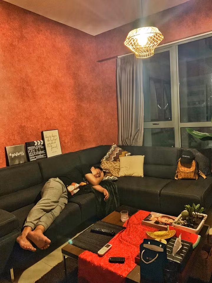 Bên cạnh đó, cô ca sĩ trẻ còn không quên bày trí thêm cho căn phòng bằng hoa tươi, cây xanh, đèn lồng, thảm nhà…Phòng khách có thiết kế đơn giản, không quá cầu kì xa hoa nhưng vì được bày biện khá nhiều đồ dùng, đồ trang trí nên trông rất ấm cúng.