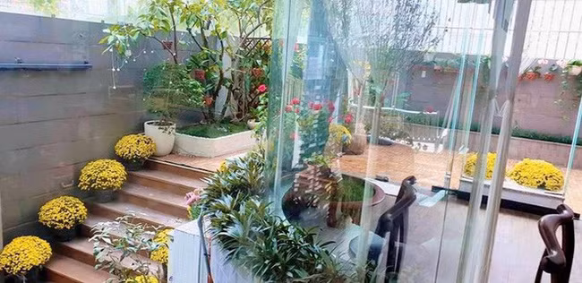 Bậc thang lên nhà phủ cây hoa và đèn sáng trông vô cùng lãng mạn, độc đáo.