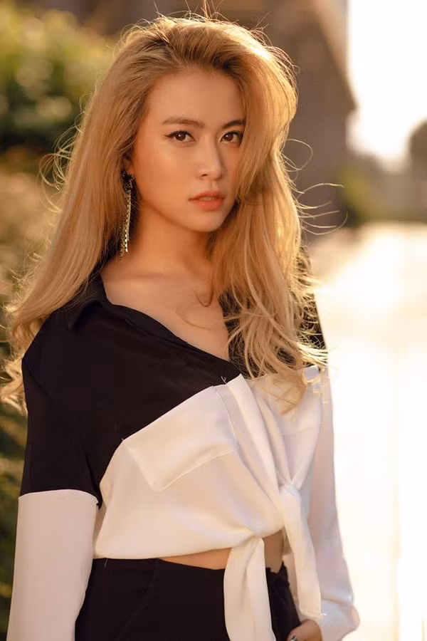 19 tuổi, sự nghiệp đang thăng hoa và hứa hẹn sẽ có nhiều bước đột phá nhưng bất ngờ Hoàng Thùy Linh bị tung "clip nóng". Cô phải lên sóng truyền hình xin lỗi khán giả và rời khỏi "Nhật ký Vàng Anh". Khi mới xảy ra chuyện, Hoàng Thùy Linh được bố mẹ ở bên chăm sóc và động viên. Cô sống trong những ngày tháng áp lực tâm lý nặng nề. May mắn, ca sĩ Hoàng Thùy Linh có bố mẹ kề vai sát cánh và vượt qua scandal cùng cô.