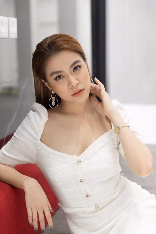 12 năm qua, Hoàng Thùy Linh đã vượt qua được những khó khăn và chiều 16/4, cô chính thức trở lại màn ảnh nhỏ qua bộ phim "Mê cung". Trong cuộc họp báo ra mắt phim, Hoàng Thùy Linh không ngăn được những giọt nước mắt. Cô bày tỏ sự khó khăn khi quay trở lại và điều đặc biệt, Hoàng Thùy Linh sẽ đóng cặp với diễn viên Hồng Đăng, người từng vào vai người yêu trong phim "Nhật ký Vàng Anh" cùng cô cách đây 12 năm. Dù khó khăn khi quay lại phim ảnh, Hoàng Thùy Linh vẫn hạnh phúc: "Khi nhận lời mời tham gia "Mê cung", tôi hỏi ngay đạo diễn người đóng chung với mình là Hồng Đăng. Đó thực sự là tin vui và bất ngờ đối với tôi vì rất lâu rồi tôi không gặp lại Hồng Đăng".