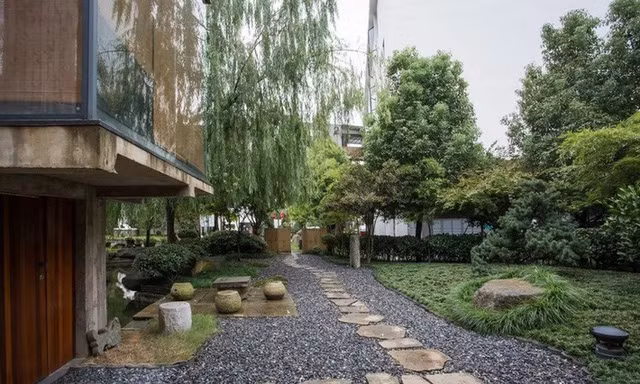Từ lối đi rải đá giản dị, quen thuộc bước vào không gian bên trong với những khu vực chức năng tiện ích.