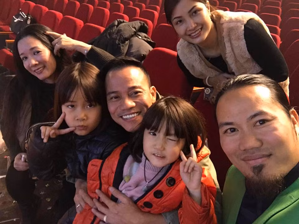 Mới đây trong hậu trường show diễn Tết Vạn Lộc, nghệ sĩ hài Vượng Râu chia sẻ hình ảnh vợ chồng anh cùng gia đình bạn diễn Thanh Thanh Hiền. Nhiều người không khỏi bất ngờ khi thấy mặt mộc xinh đẹp của bà xã Vượng Râu không thua kém gì nghệ sĩ trong làng giải trí.