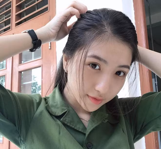 Huỳnh Khả Vy (sinh năm 1999, quê Cần Thơ) là một trong những gương mặt nổi bật trong danh sách những nữ sinh xinh xắn mùa quân sự 2019. Cô hiện là sinh viên ngành Dược trường ĐH Y Dược Cần Thơ. Nhận nhiều lời khen về nhan sắc ngọt ngào, Khả Vy cảm thấy vui nhưng không dám nhận mình là hot girl.
