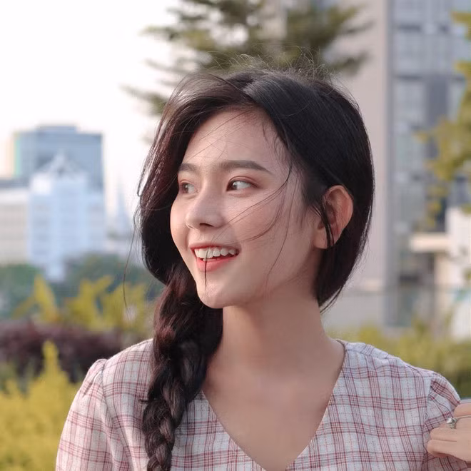 Năm 2017, 9X là gương mặt nổi bật trong dàn thí sinh thi Miss Teen. Không chỉ xinh đẹp, Tuyền còn có bảng thành tích học tập đáng nể. Cô là học sinh giỏi 12 năm liền và đạt giải ba Học sinh giỏi môn Sinh cấp thành phố năm 2016. Hiện bên cạnh việc học, Minh Tuyền còn là người mẫu look book cho nhiều thương hiệu thời trang ở Sài Gòn.