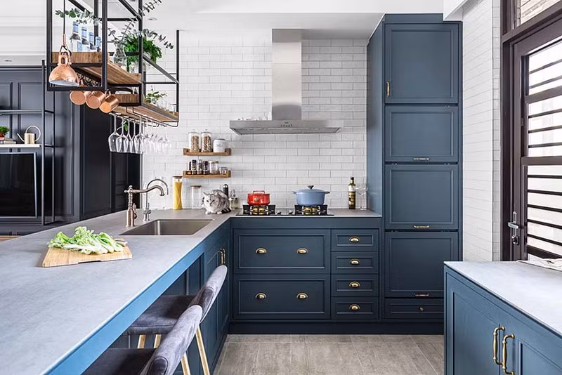 Tủ bếp kiểu dáng đơn giản kết hợp với tay cầm bằng đồng vừa cổ điển vừa hiện đại.