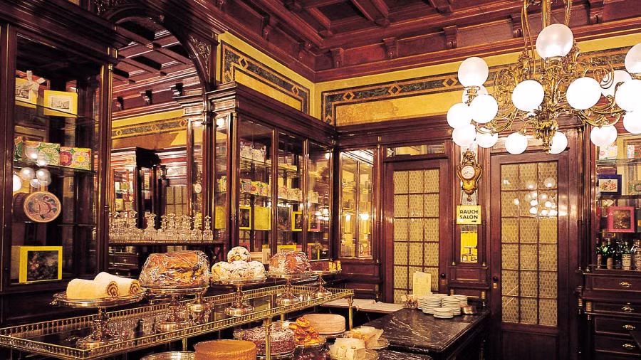 Những ngôi nhà cà phê truyền thống tại Vienna đã được công nhân là di sản phi vật thể năm 2011. Ảnh: CNN.