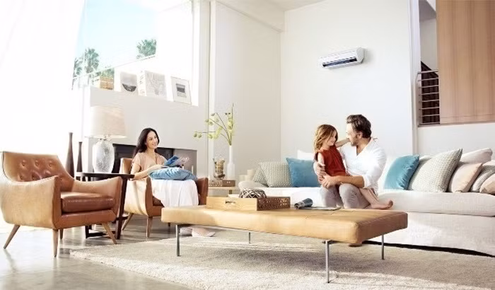 6. Sắp xếp lại đồ đạc để không chắn tầm lưu thông gió: Mặc dù máy lạnh có những tấm tản gió giúp đưa khí mát đến đúng hướng mình cần nhưng tốt nhất bạn nên xếp gọn đồ đạc để không làm cản hướng gió, nhờ đó mà bạn cũng sẽ cảm thấy nhanh mát hơn, tiêu tốn ít điện năng hơn.