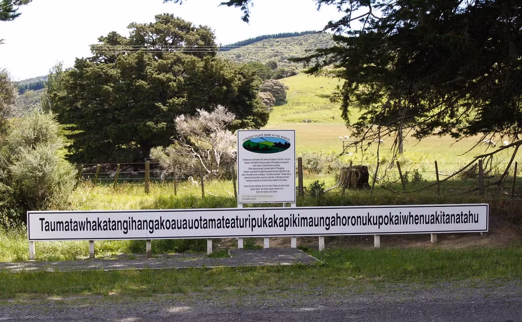 Taumatawhakatangihangakoauauotamateaturipukakapikimau-ngahoronukupokaiwhenuakitanatahu: Ngọn đồi ở New Zealand dẫn đầu với cái tên kéo dài 85 ký tự. Người địa phương vẫn hay gọi tắt địa điểm này là Taumata. Tên ngọn đồi này được đặt theo tiếng Maori, có nghĩa "Đỉnh núi nơi Tamatea, người đàn ông leo núi, khai phá đất đai, thổi sáo mũi cho người tình". Sách kỷ lục Guinness đã chính thức công nhận đây là địa điểm có tên dài nhất thế giới. Nhiều người địa phương thừa nhận họ tự hào khi đủ khả năng phát âm tên nơi này trôi chảy. Ảnh: Shutterstock.