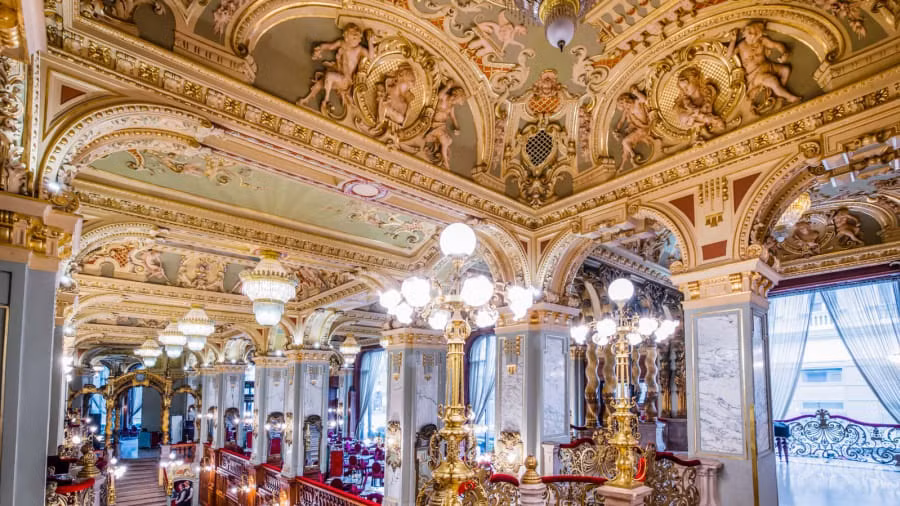 Bước chân vào New York Cafe ở thủ đô Budapest, Hungary, bạn sẽ ngỡ như lạc vào một tòa lâu đài nguy nga tráng lệ, hay một viện bảo tàng kiến trúc tuyệt đẹp.