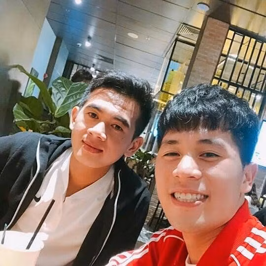 Theo dõi trang cá nhân của cầu thủ 23 tuổi, không khó để nhận ra anh có tình bạn thân thiết với hậu vệ Trần Đình Trọng. Hai người thường xuyên đi chơi, khoe ảnh chụp chung vui vẻ. Trọng "ỉn" cũng rất tích cực bình luận dưới các bài đăng tại trang cá nhân của Văn Kiên.
